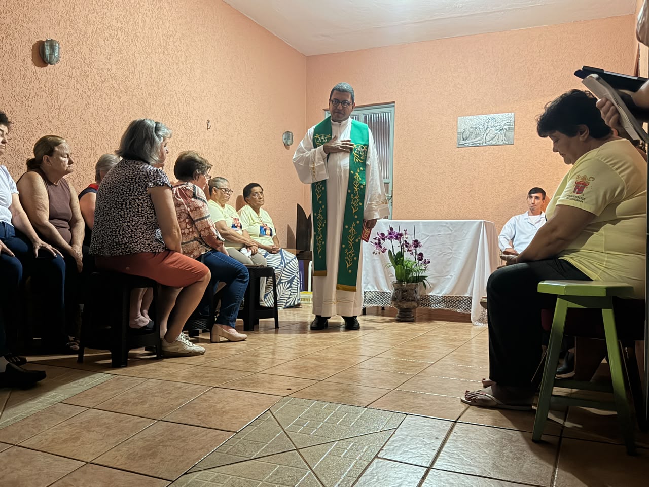 FAMÍLIA ACOLHE A SANTA MISSA EM CASA NA VISITA DA MÃE RAINHA