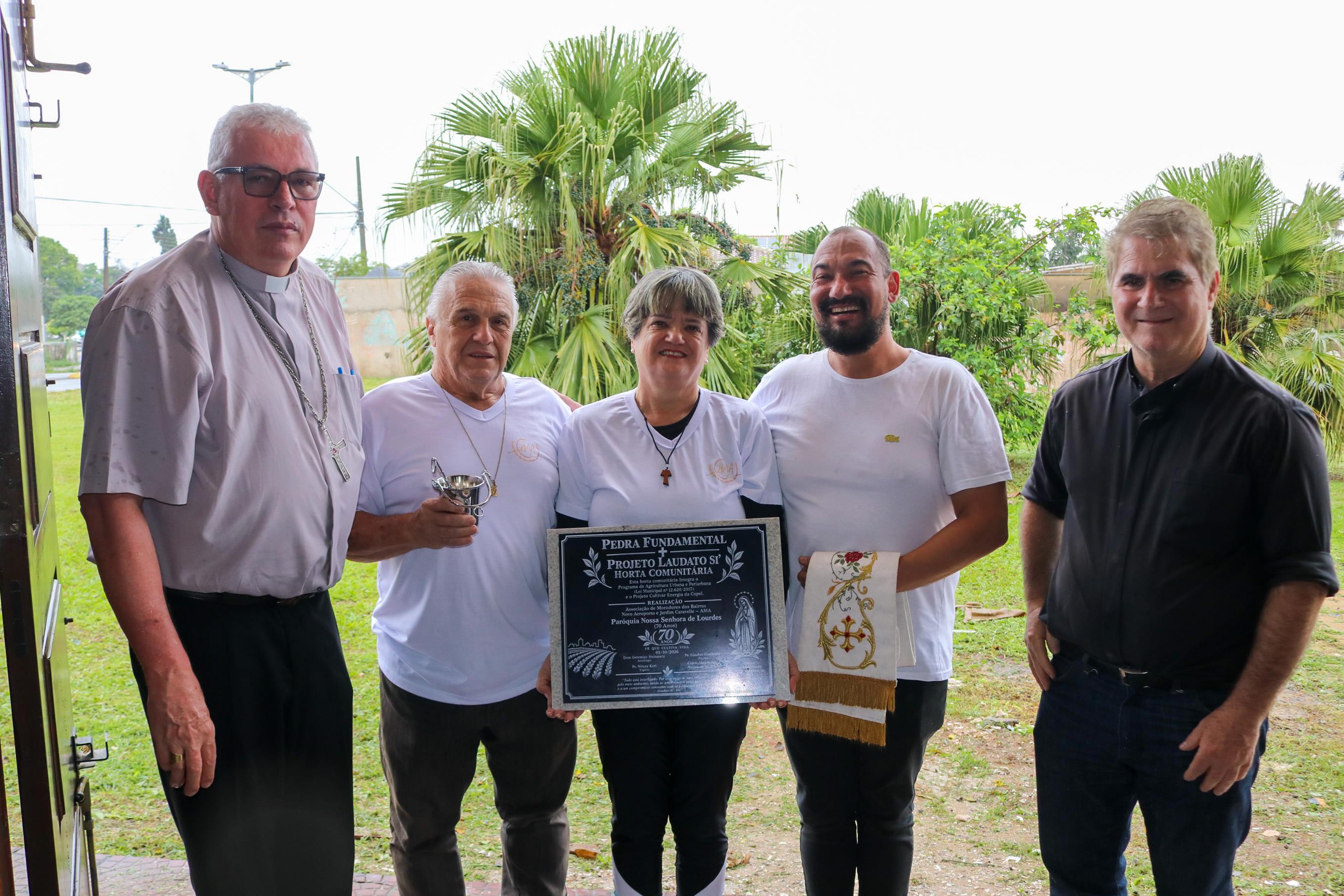 DOM GEREMIAS ABENÇOA PEDRA FUNDAMENTAL DO CENTRO LAUDATO SI’ DA PARÓQUIA NOSSA SENHORA DE LOURDES