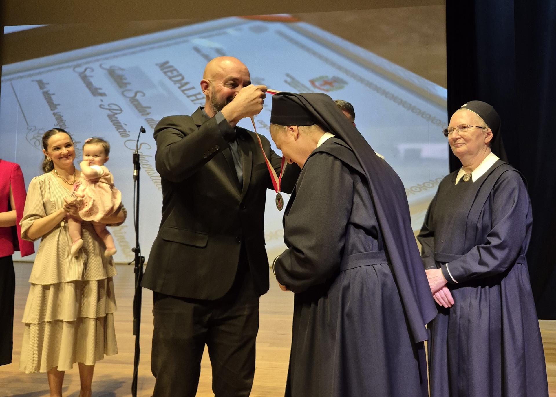 INSTITUTO DAS IRMÃS DE MARIA DE SCHOENSTATT RECEBEM MEDALHA OURO VERDE